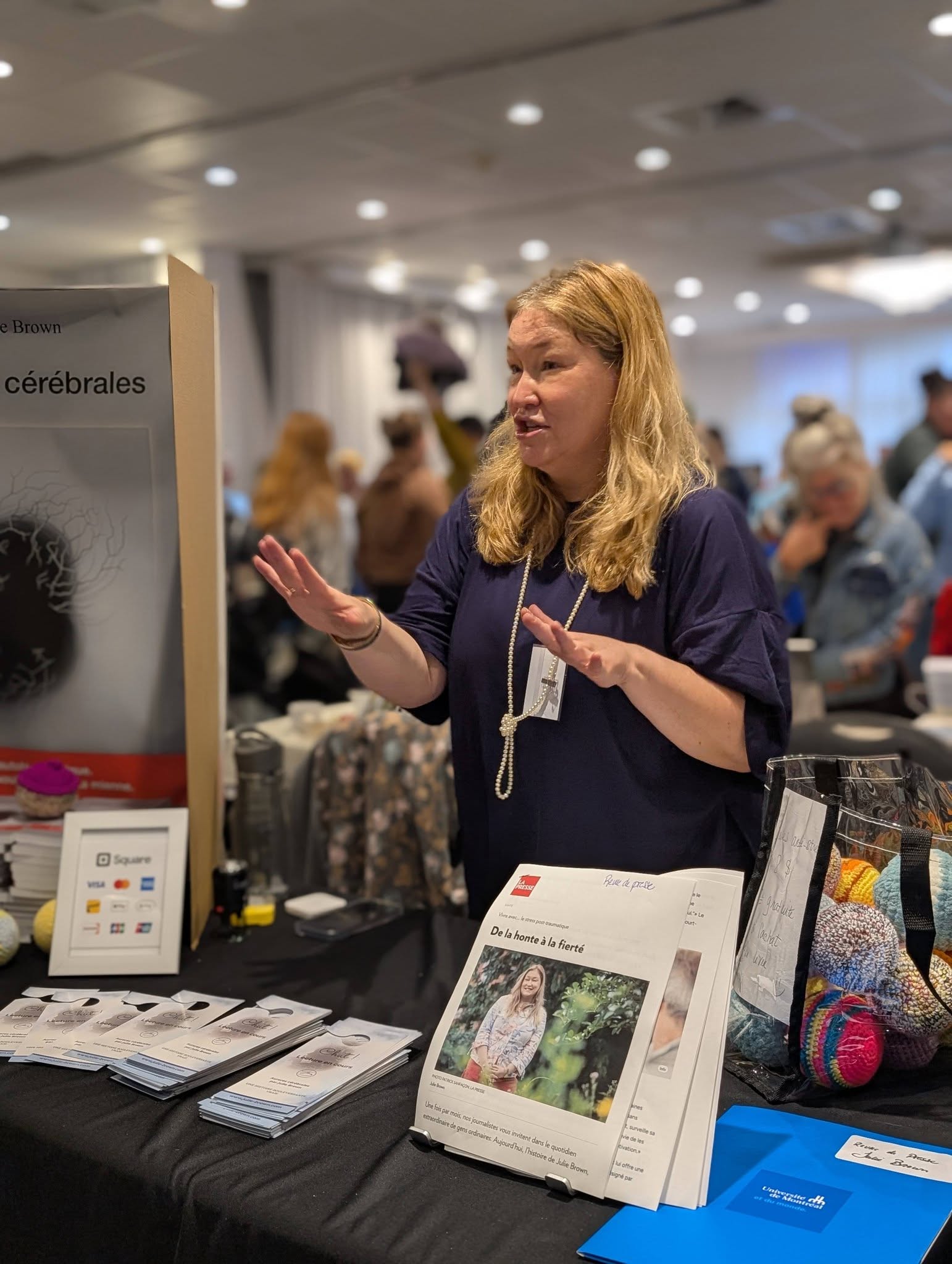 Je suis en pleine discussion au Salon du livre de Lanaudière